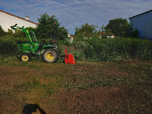 Débroussaillage avec tracteur John Deere et broyeur d'accotement