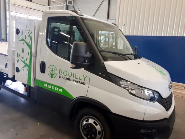 Romain Bouilly et son équipe d'élagueurs sur un chantier en Vendée